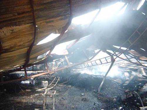 Xưởng gỗ ngàn mét vuông bị thiêu rụi trong đêm