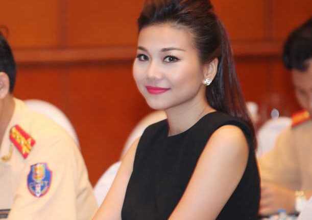 Thanh Hằng rạng rỡ khoe vẻ xinh tươi khi làm đại sứ