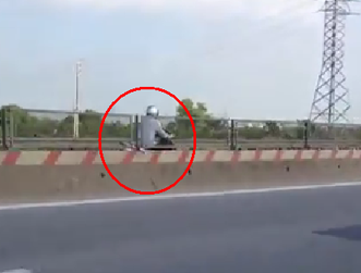 Clip phụ nữ đánh đu với 'tử thần' trên đường cao tốc ở Hà Nội