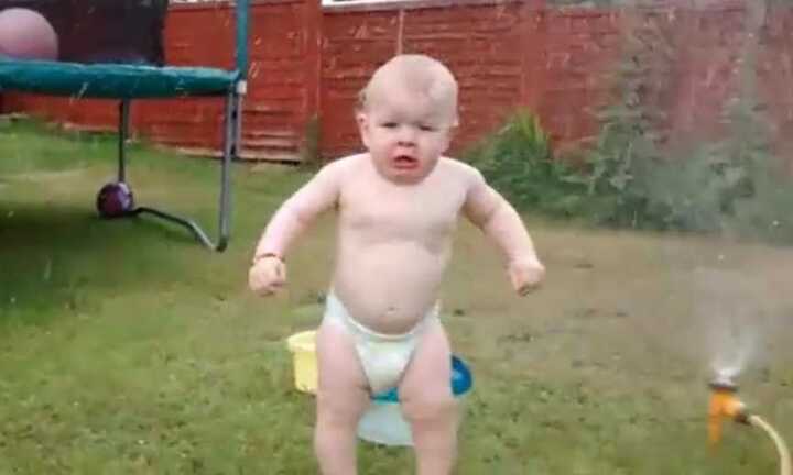 Phì cười clip bé con nhăn nhó mỗi khi gặp vòi phun nước