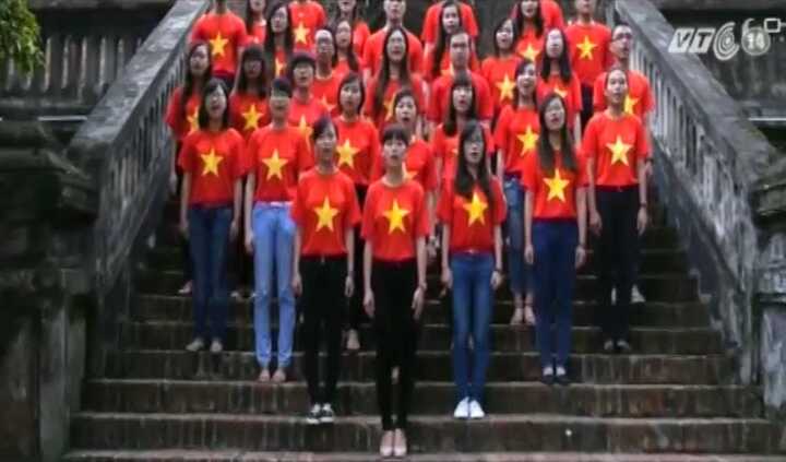 Xúc động MV 'Tổ quốc gọi tên mình' của 132 thủ khoa Hà Nội