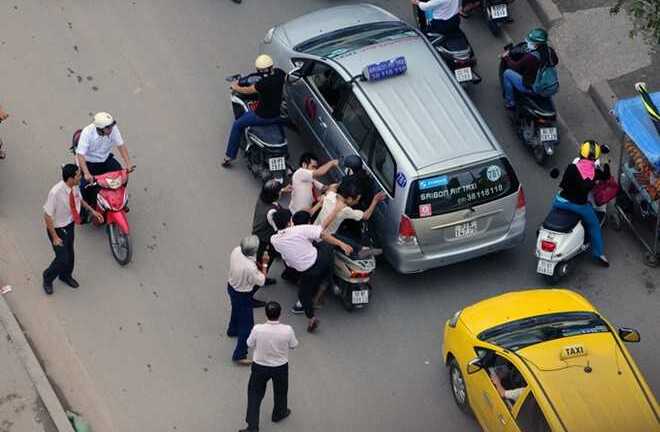 Phó giám đốc bến xe Lương Yên bị côn đồ đánh túi bụi