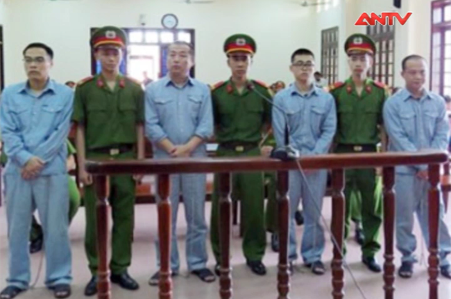 Xét xử 4 người Trung Quốc dùng thẻ giả rút tiền