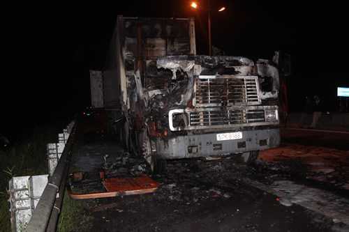 Xe container cháy dữ dội trên đường dẫn vào cao tốc