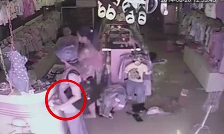 Màn phối hợp trộm đồ ăn ý của 2 nữ 'đạo chích'