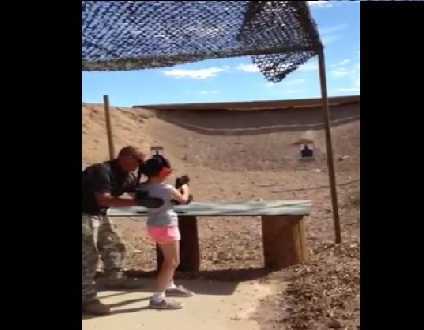 Bé gái 9 tuổi vô tình bắn chết thầy giáo