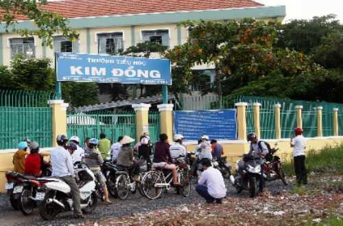 Người đàn bà đột nhập trường tiểu học, trấn lột nữ trang