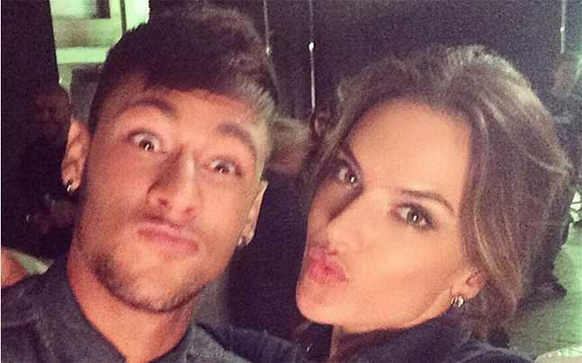 Neymar nhí nhảnh bên thiên thần nội y