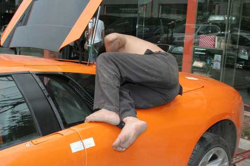 'Nhếch nhác' cảnh chữa siêu xe trên vỉa hè Hà Nội