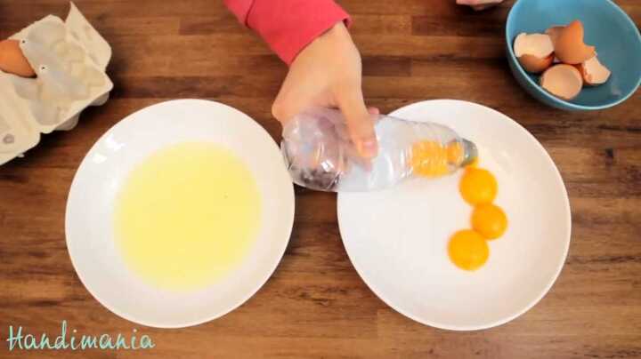 Bí quyết tách lòng đỏ trứng gà siêu nhanh