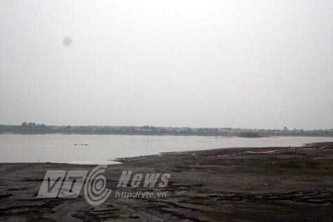 Rủ nhau ra hồ chơi, cháu bé chết đuối thương tâm