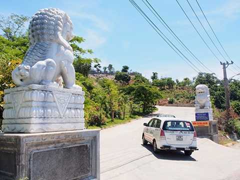 Biết di dời sư tử đá ngoại lai đi đâu!