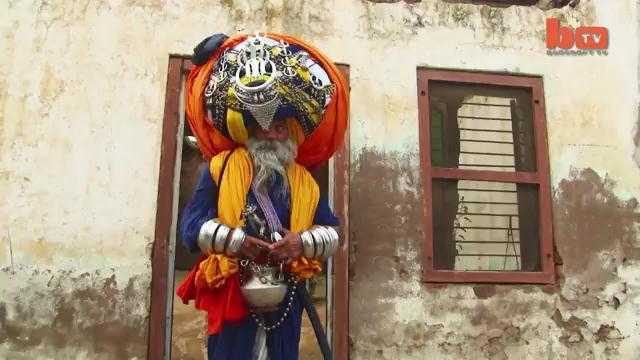 Người đàn ông đội chiếc khăn dài kỉ lục 645m