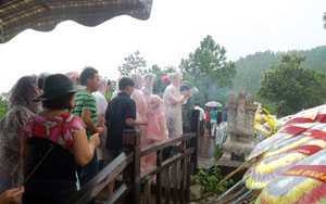 Nghìn người đội mưa viếng mộ Đại tướng dịp Tết Độc lập