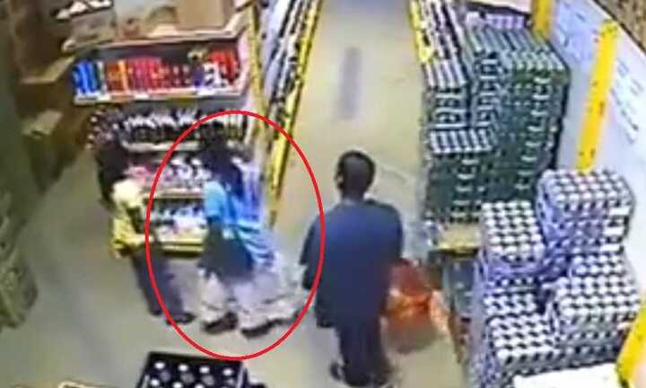 Thiếu nữ trộm két nước ngọt giấu dưới váy