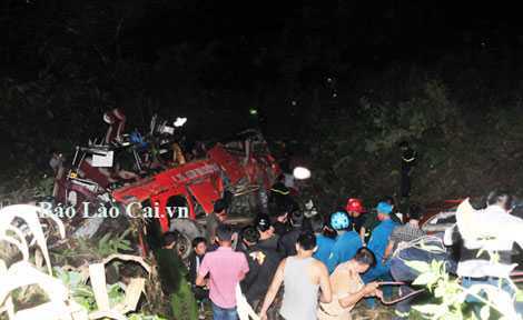 Xe khách Lào Cai lao xuống vực, hàng chục người chết