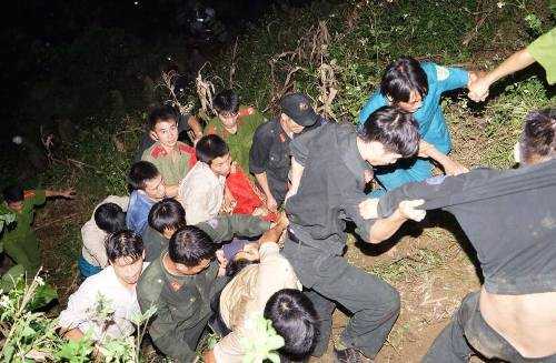 Tai nạn thảm khốc ở Lào Cai: Xuyên đêm cứu nạn, tổng lực cứu chữa