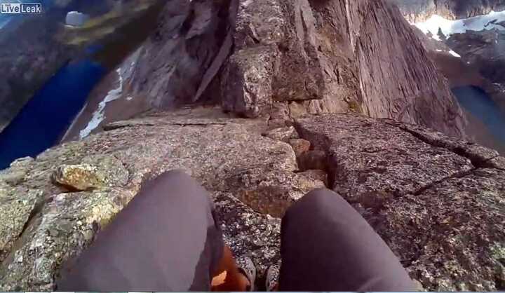 Thót tim màn đi bộ trên vách núi dựng đứng cao hơn 2000m