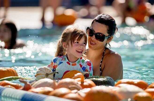 Bà bầu 9 tháng liều mình ôm bí khô bơi qua sông mùa lũ