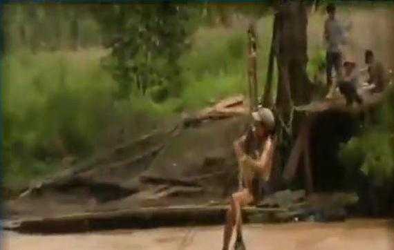 Rùng mình cảnh dân Bình Phước đu cáp tự chế qua sông như Tác-dăng