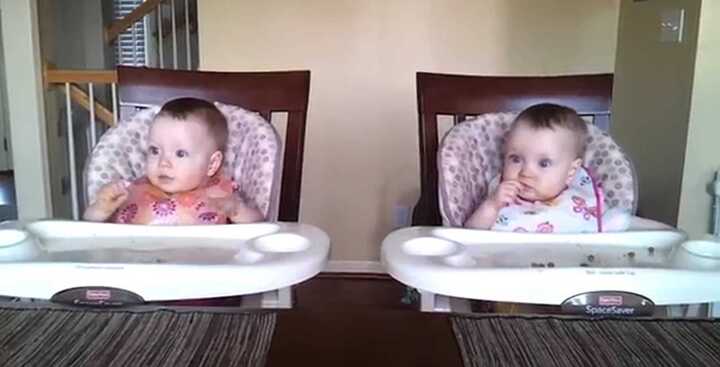 Clip: 2 bé sinh đôi nhún nhảy theo nhạc cực đáng yêu