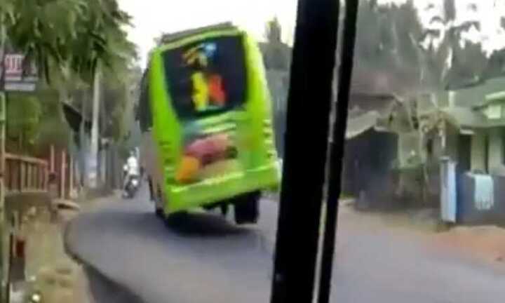 Clip: Xe khách lao như ăn cướp, nghiêng ngả suýt giết người