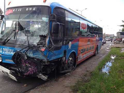 Kinh hồn bạt vía mục kích xe khách 'làm xiếc' trên Quốc lộ 5