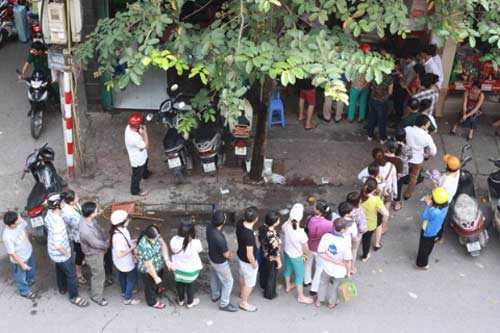 Thị trường bánh trung thu: Thưa thớt hàng hiệu, 'tranh cướp' bánh cổ truyền