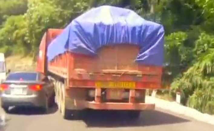 Rợn người cảnh ôtô vượt xe tải nguy hiểm trên khúc cua đèo