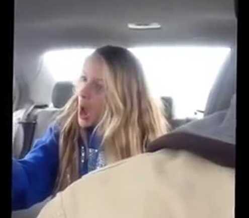 Clip: Hài hước cô gái vô tư chụp ảnh tự sướng trong ôtô