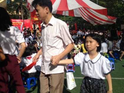 Phụ huynh đội nắng đưa con đi khai giảng