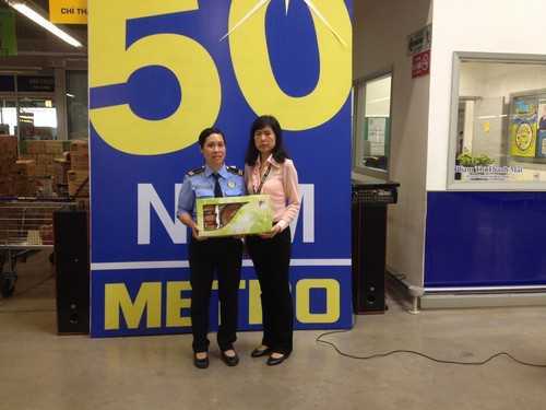 Nhân viên siêu thị trả lại tài sản cho khách hàng