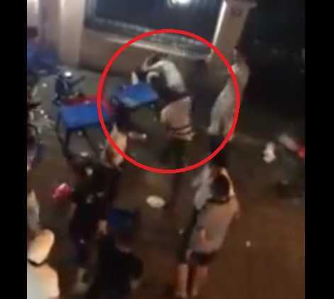 Clip: Bị đánh hội đồng, nam thanh niên đỡ đòn cho bạn gái