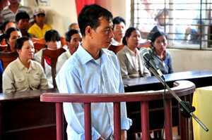 Gã chồng hất xăng thiêu vợ lãnh án