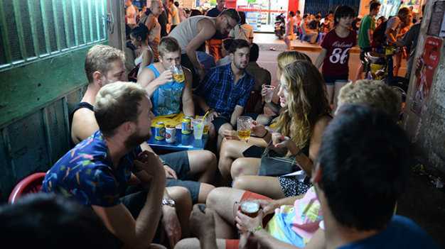 Đừng nói ‘cấm bán bia vỉa hè’ là viển vông