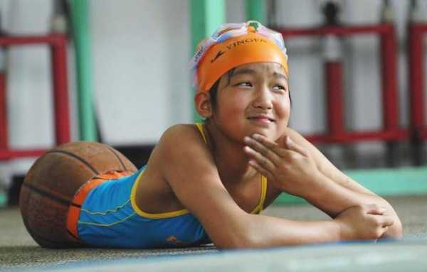 Bị mất cả 2 chân, cô gái xinh xắn vẫn giành Huy chương Vàng bơi lội