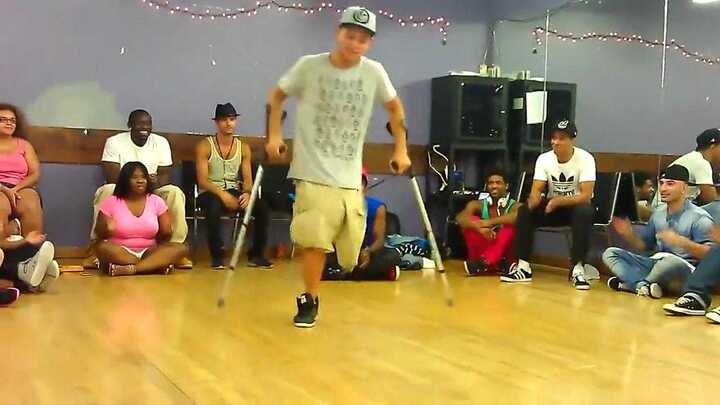 Cậu bé tật nguyền nhảy hip hop cực sung