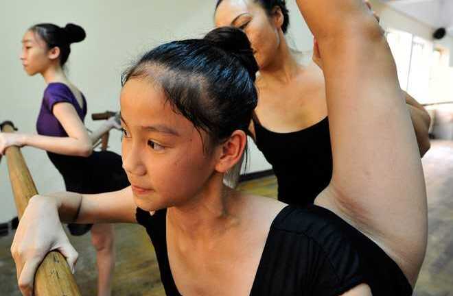 Khám phá nữ sinh trường múa khổ luyện