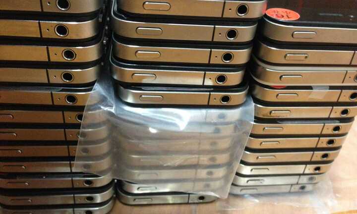 Clip: Bắt hàng trăm smartphone nhập lậu