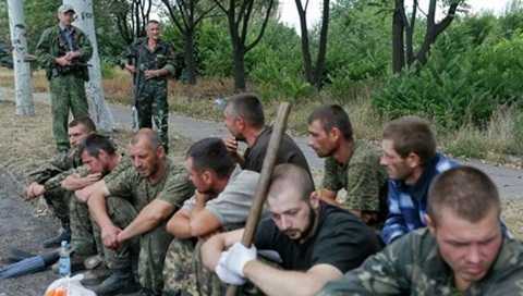 Dân quân Donetsk trả tự do 15 tù binh Kiev