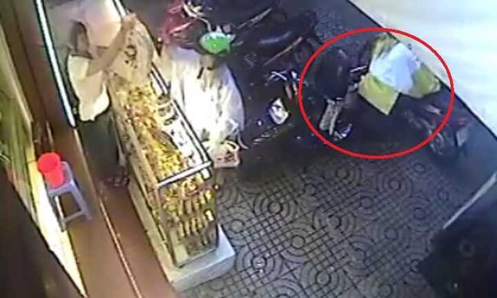 Trộm cậy cốp xe cướp đồ ngay sau lưng chủ nhân