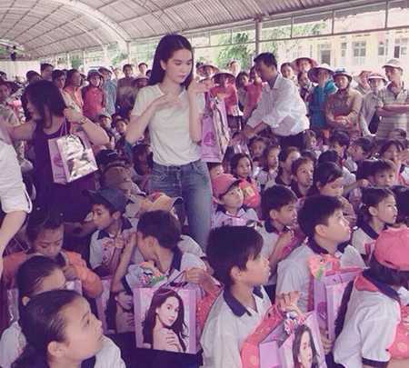 Ngọc Trinh in hình hở hang lên túi quà tặng cho thiếu nhi