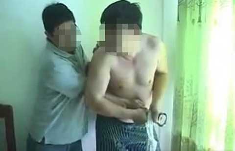 Bế con đến khách sạn phục kích tình nhân của vợ