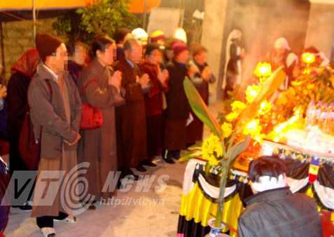 Phẫn nộ clip gã thanh niên tung cước với cụ già ăn xin