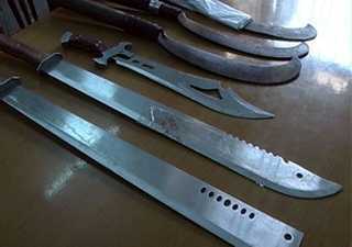 Trốn khỏi đồn công an, vác mã tấu trấn lột người đi đường