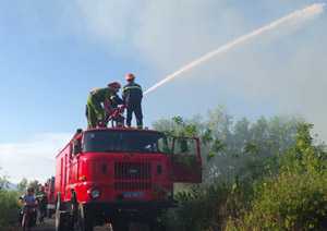 Gần 1.000 người dập đám cháy gần Sân bay Đà Nẵng