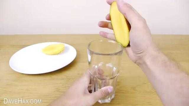 Mẹo tách vỏ xoài, bơ, kiwi cực nhanh và không bẩn tay