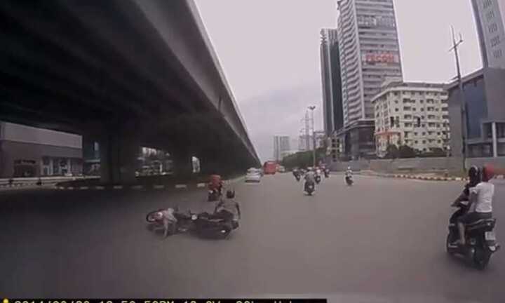 Video: Bị ngã xe mài mặt xuống đường vành đai 3 Hà Nội