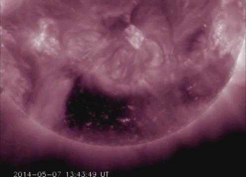 Cận cảnh lỗ hổng dị thường trên Mặt trời