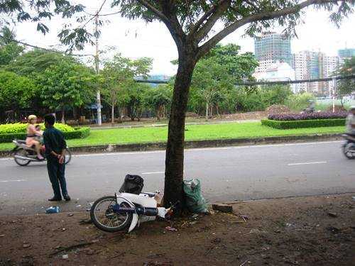 Xe máy đâm gốc cây, 'ma men' nguy kịch
